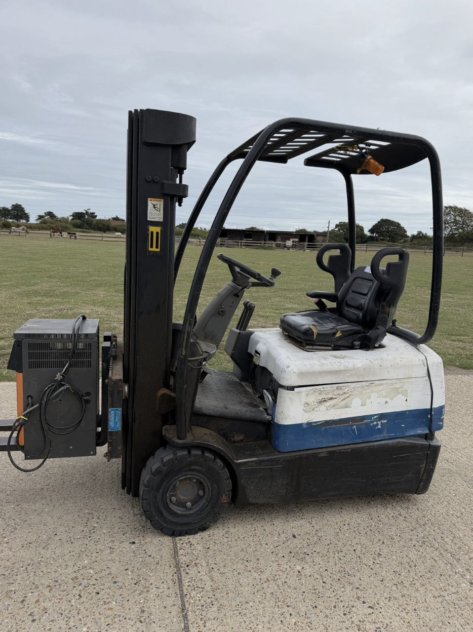 Crown 1.6 Tonne Electric forklift truck Container Spec